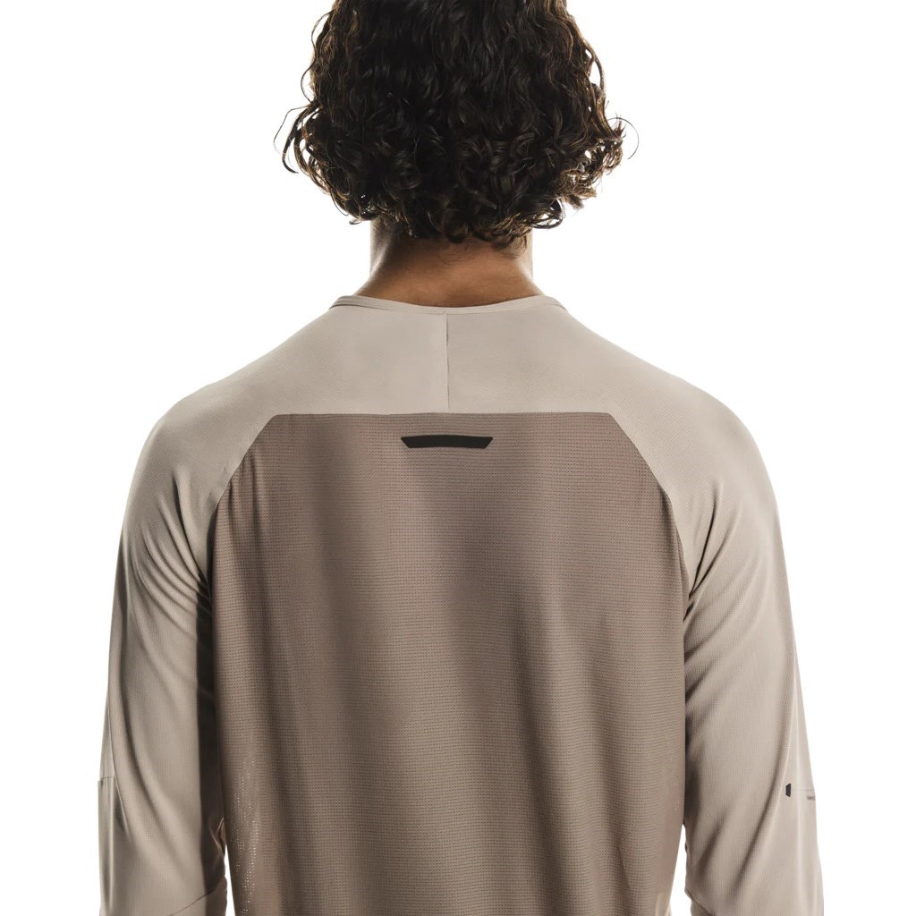 On Running Performance Long-T Mens Running Top - Desert/Cinder