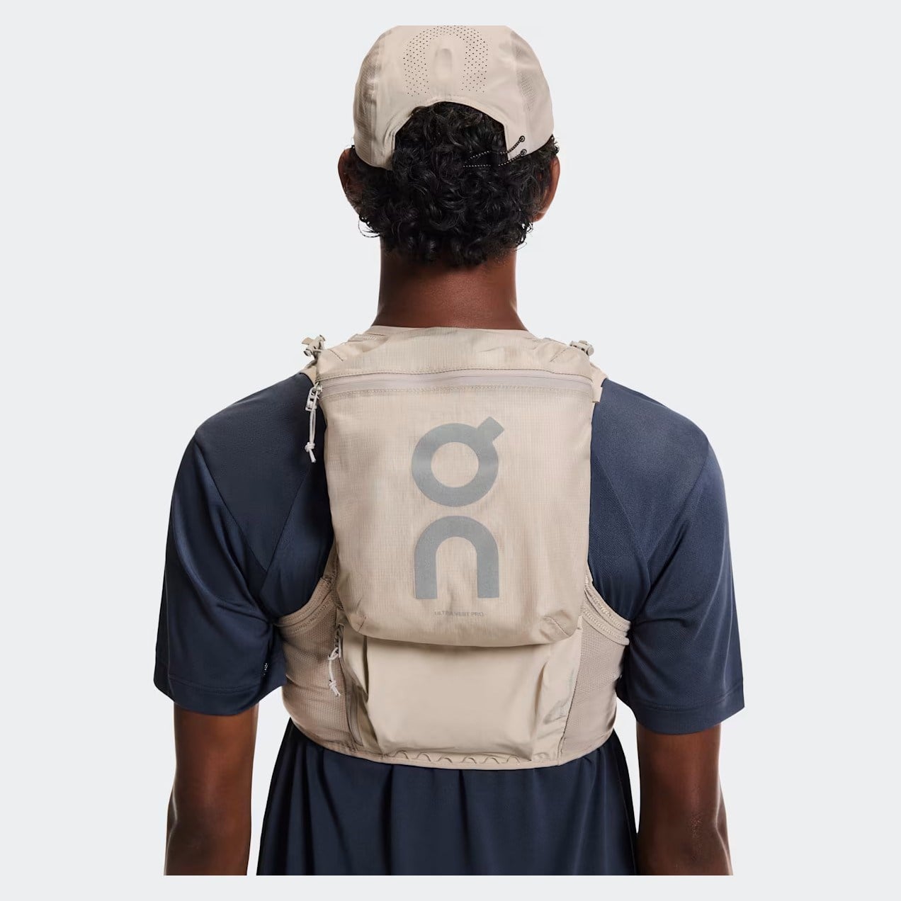 On Ultra Vest Pro with Flasks - Fog - image 2