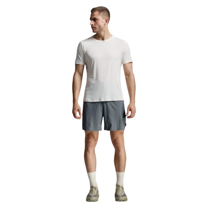 2XU Mens Aero Trail Tee - Chalk/Black Reflective - image 4