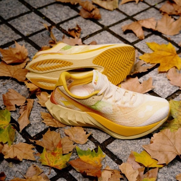 Saucony Endorphin Pro 4 Shanghai - Mens Road Racing Shoes - Straw/Ochre