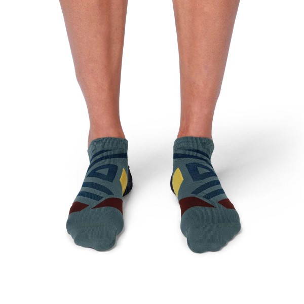 On Mens Running Low Socks - Shadow/Mulberry