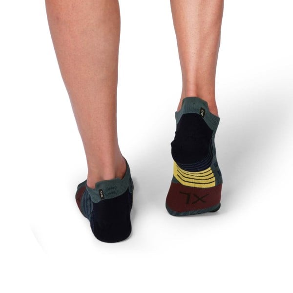 On Mens Running Low Socks - Shadow/Mulberry