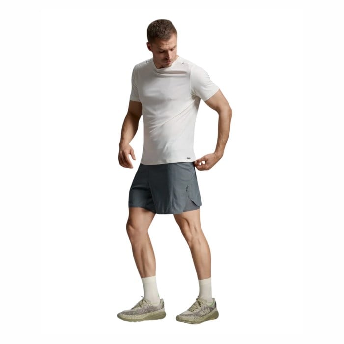 2XU Mens Aero Trail Tee - Chalk/Black Reflective - image 3