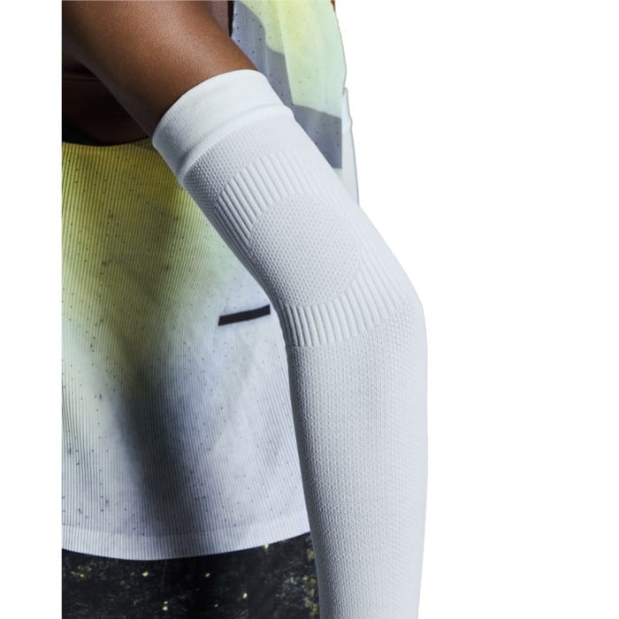 On Running Performance Unisex Arm Sleeves - White/White
