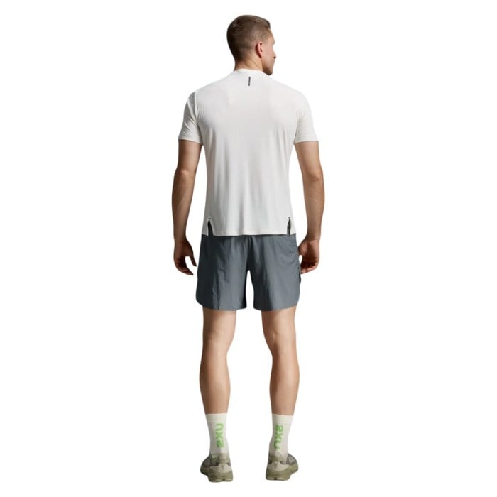 2XU Mens Aero Trail Tee - Chalk/Black Reflective - image 2