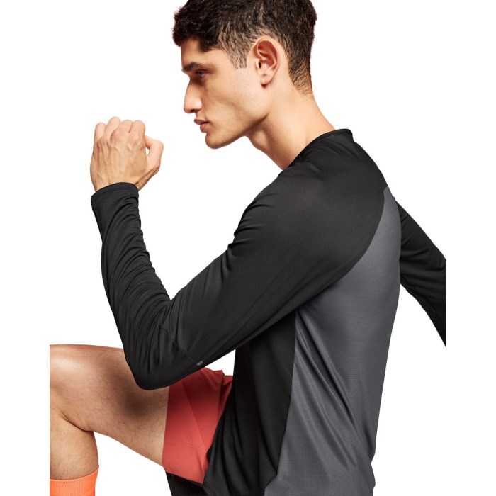 On Running Performance Long-T Mens Running Top - Black/Eclipse