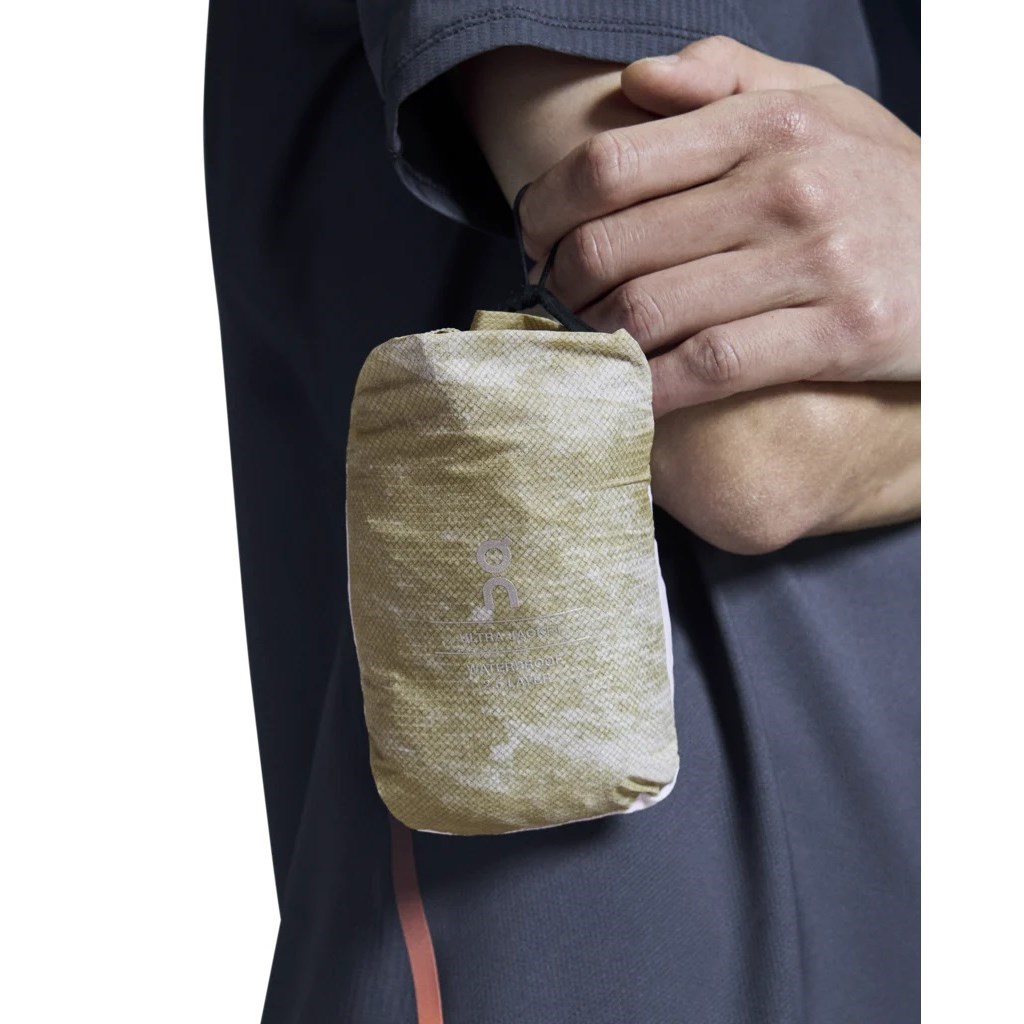 On Mens Ultra Jacket - White/Caper