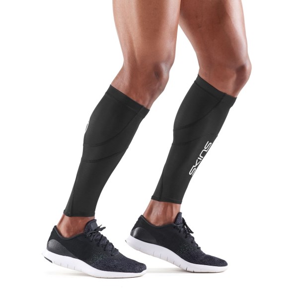 SKINS Essentials Scalda Polpacci MX Unisex | Compressione Dinamica | Protezione UPF 50+ | Gestione Umidità | Nero/Carbone - copertina